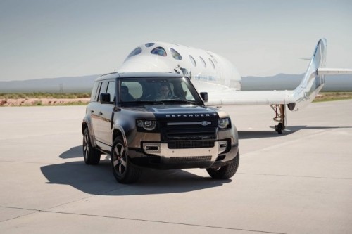 Land Rover Defender отбуксировал космолёт с Ричардом Брэнсоном из Virgin Galactic