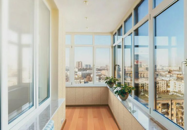 Остекление балконов и лоджий: как превратить холодное пространство в уютную зону отдыха