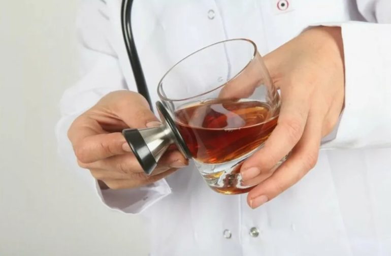 Как проходит медицинская перевозка для лечения алкогольной зависимости