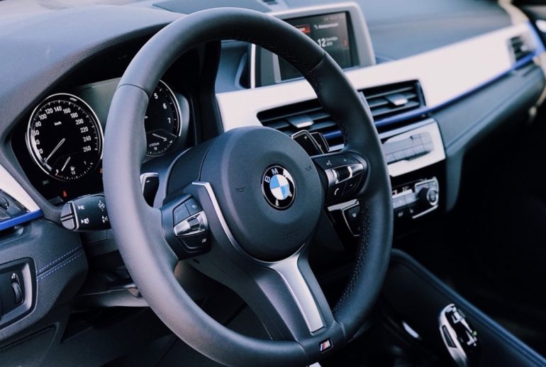 Особенности рестайлинга BMW X1: как изменился дизайн экстерьера и интерьера