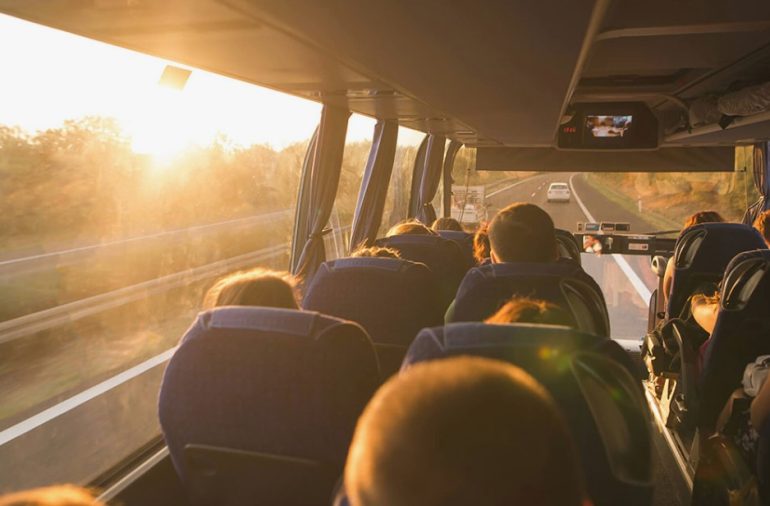 Долгие автобусные поездки: чем заняться в дороге