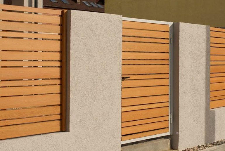 Современный планкен или классический штакетник — что выбрать для забора