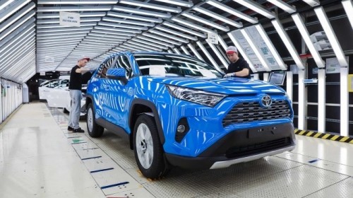 Петербургский завод Toyota ушел на летние каникулы
