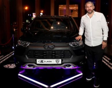 «Автоваз» презентовал Lada Niva Travel хоккеисту Александру Овечкину