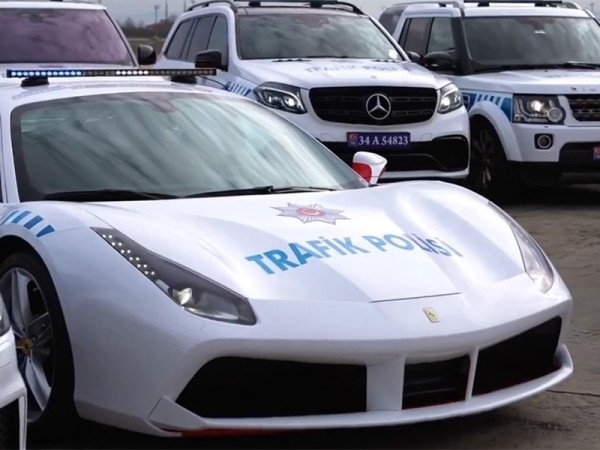 Полицейский автопарк в Турции пополнился премиальными и спортивными авто
